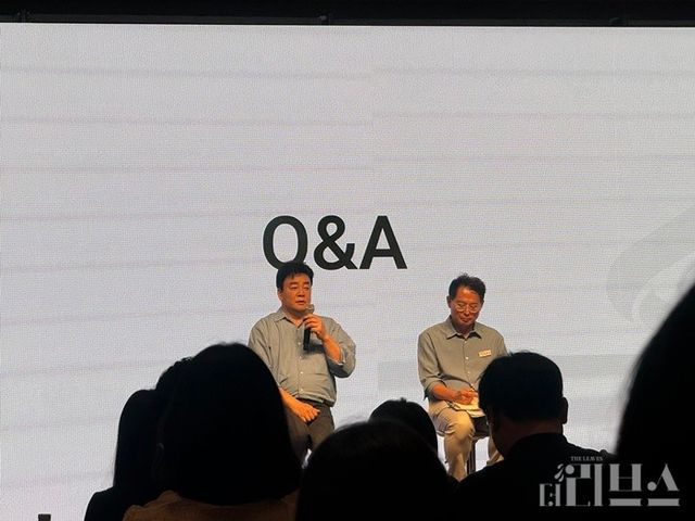 더본코리아 백종원 대표와 최경선 부사장이 3일 ‘TBK(The Born Korea) 글로벌 B2B(기업 간 거래) 소스 론칭’ 시연회에서 기자와 질의응답 시간을 가졌다. [사진=박달님 기자]