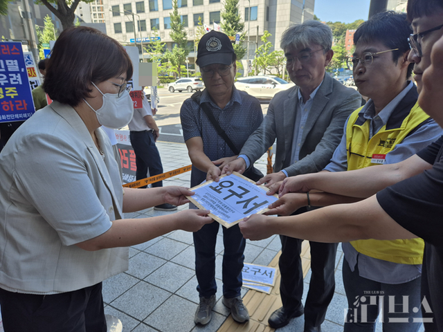 시민사회단체가 국민연금 측에 요구서를 전달하고 있다. [사진=임서우 기자]