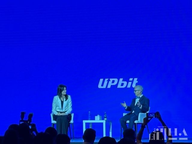 패트릭 맥헨리 전 미국 하원 금융서비스위원회 의장과 두나무 윤 책임자가 ‘업비트 D 2025’ 콘퍼런스에 참여하는 모습이다. [사진=양하영 기자]