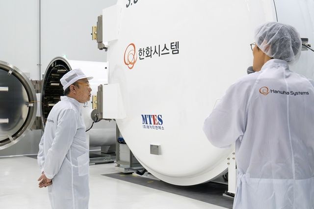 한화그룹 김승연 회장이 한화시스템 제주우주센터 내 진공상태, 극저온(-180℃), 극고온(150℃) 환경을 모사한 우주환경 시험장을 살펴보고 있다. [사진=한화그룹 제공]