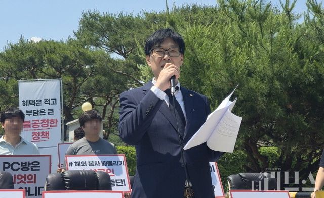 정부과천청사 앞에서 연설 중인 KIPC 남궁영홍 이사장. [사진=송진원 기자]
