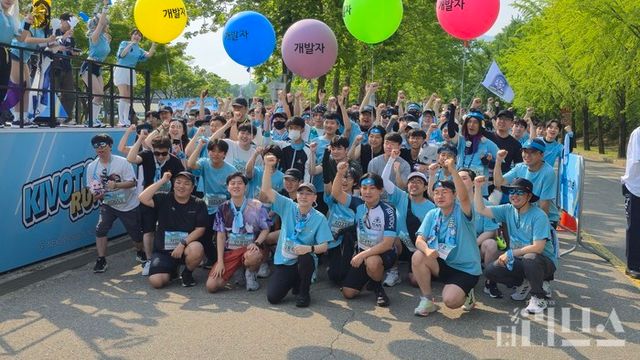 블루 아카이브 개발진이 '키보토스 런 2026' 행사에서 유저들과 함께 포즈를 취하고 있다. [사진=송진원 기자]