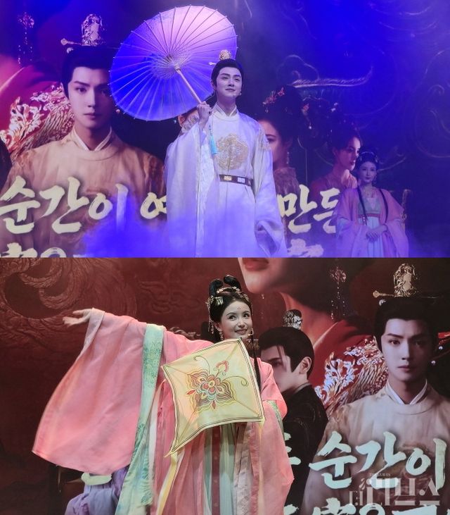 관 홍, 하나 린이 성세천하2 팬미팅에서 각각의 역할에 상징적인 물건을 들고 세리머니를 하고 있다. [사진=송진원 기자]