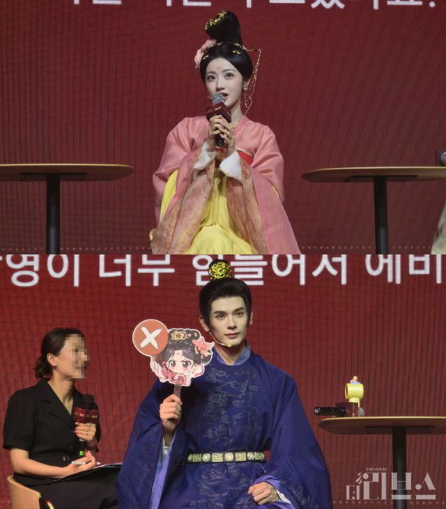 에비 황, 야오츠가 성세천하2 팬미팅에서 사회자의 질문에 답변하고 있다. [사진=송진원 기자]