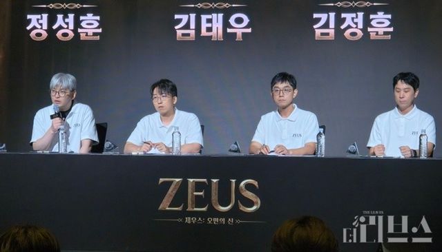 좌측부터 에이버튼 정성훈 디렉터와&nbsp;김태우 CD, 컴투스 김정훈 사업본부장과 박종혁 사업실장. [사진=송진원 기자]