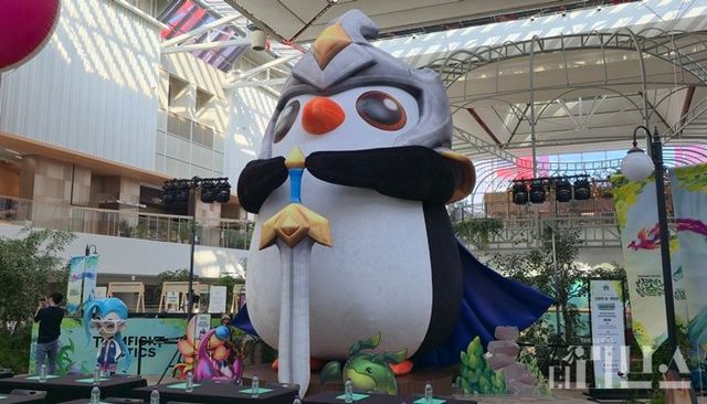 더현대 사운즈 포레스트에 설치된 TFT 조형물. [사진=송진원 기자]