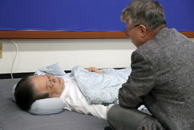 이재명 방문한 조응천 의원<YONHAP NO-2665>