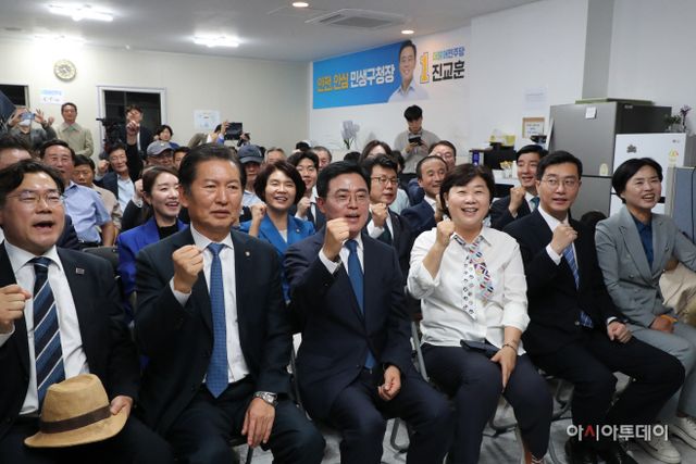 진교훈, 개표방송 시청