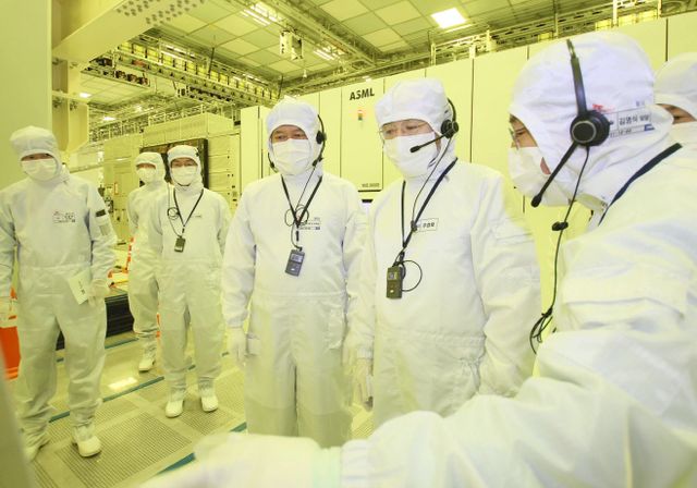 반도체 생산 현장 둘러보는 추경호 부총리<YONHAP NO-2483>