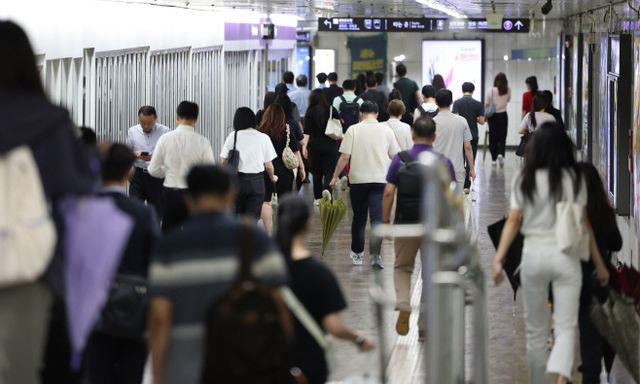 붐비는 퇴근길 지하철역