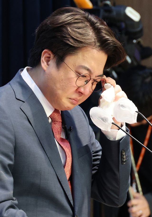 눈물 닦는 이준석 전 대표<YONHAP NO-2644>