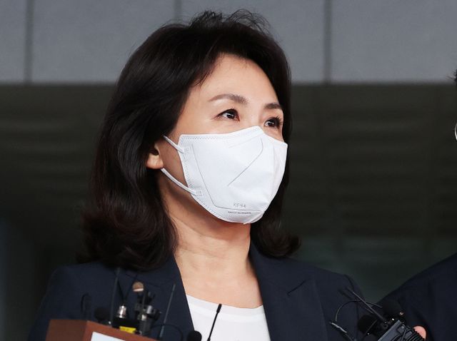 조사 마치고 나오는 김혜경 씨<YONHAP NO-4088>