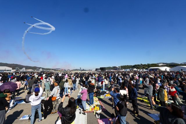 블랙이글스 곡예비행 관람 인파