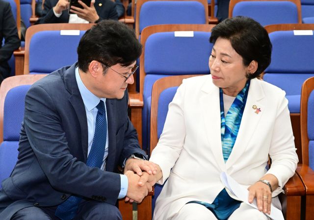 축하받는 홍익표 신임 원내대표<YONHAP NO-3327>