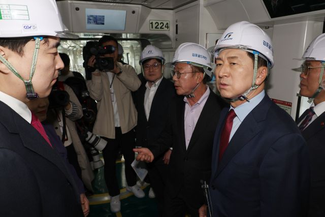 김포골드라인 내부 살피는 김기현 대표<YONHAP NO-2435>