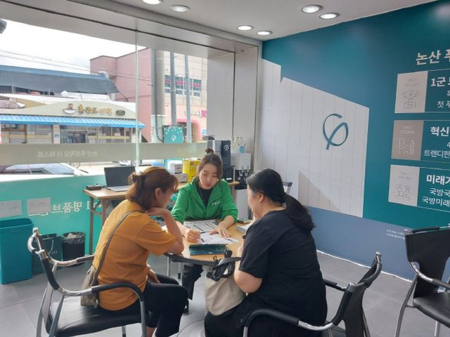 논산 푸르지오 더 퍼스트 청약지원센터서 상담 받는 고객