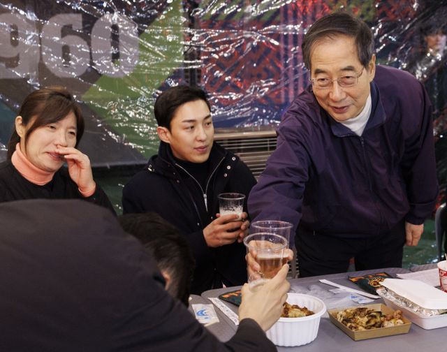 한덕수 총리 청년들과 '건배'