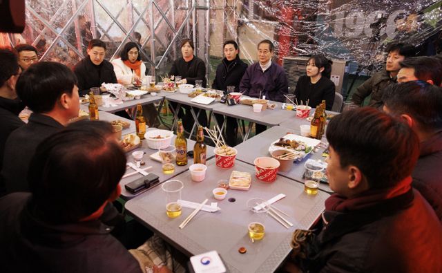 청년들의 건의 듣는 한덕수 국무총리