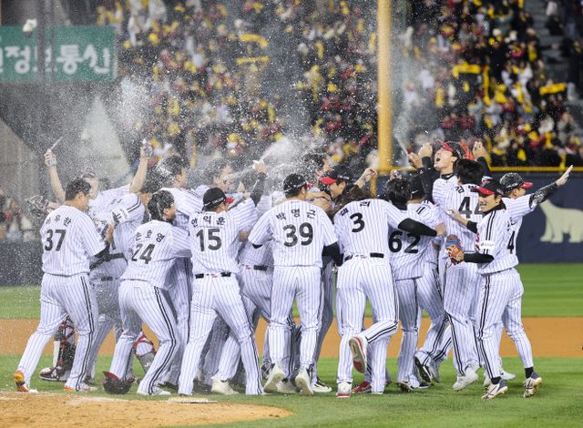 한국시리즈 우승 LG 트윈스<YONHAP NO-4723>