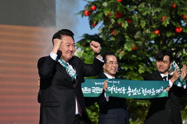 농업인들에게 응원 보내는 윤석열 대통령<YONHAP NO-3501>