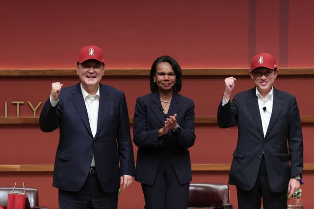 야구모자 선물받은 윤 대통령과 기시다 일본 총리