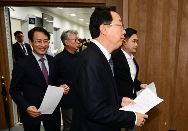 [포토] '원칙과 상식' 출범 기자회견 입장하는 윤영찬·이원욱·조응천·김종민