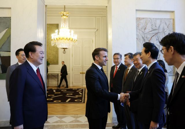 윤 대통령 수행단과 인사하는 마크롱 프랑스 대통령