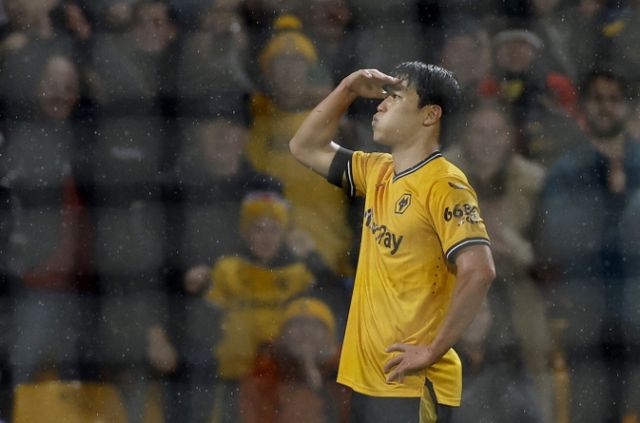 황희찬이 그라운드에서 세리머니를 펼치고 있다. 로이터 연합