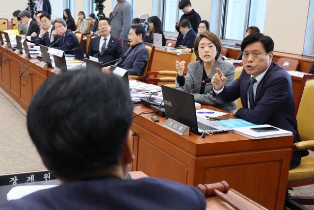 장제원 위원장에게 항의하는 민주당 의원들<YONHAP NO-1865>