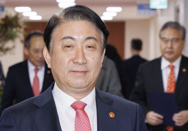 사의 표명한 이동관 방송통신위원장