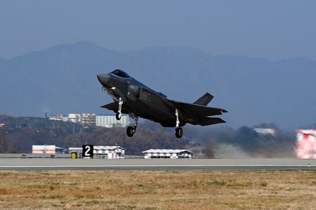 이륙하는 F-35A 전투기