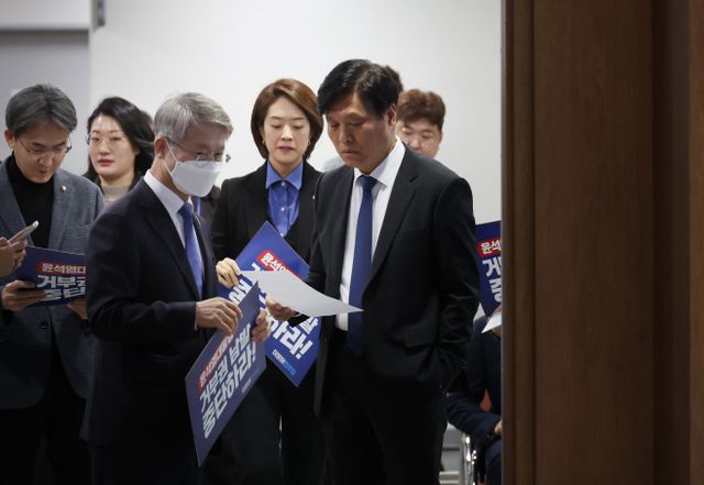 자진사퇴에 혼란스러운 민주당<YONHAP NO-2765>