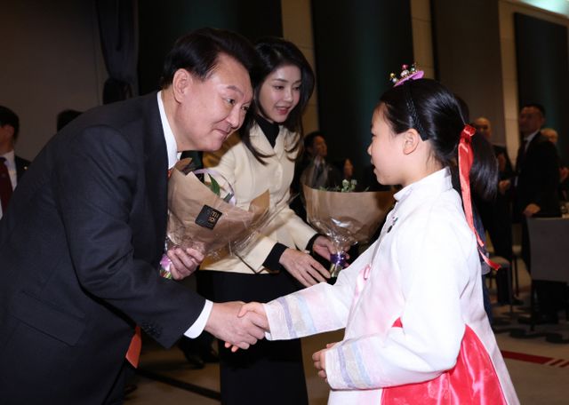 네덜란드 동포 화동에게서 꽃다발 받는 윤석열 대통령 내외