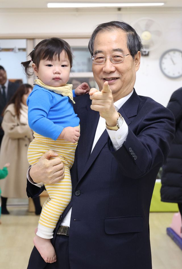 어린이집 방문한 한덕수 총리<YONHAP NO-2769>