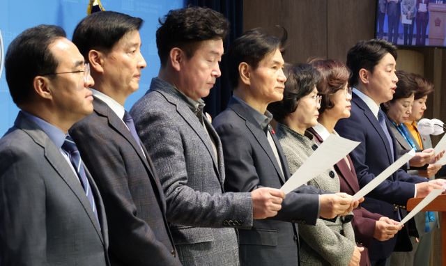 민주당 더좋은미래, 신당 반대 회견<YONHAP NO-2627>