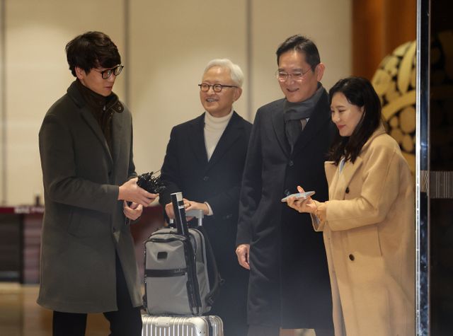 귀국하는 이재용 삼성전자 회장<YONHAP NO-2126>
