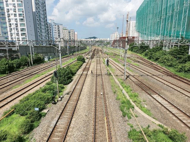 동인천 방향으로 뻗은 1호선 부평역 철도 전경