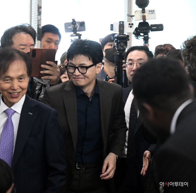 관[포]많은 취재진 사이로 입장하는 한동훈 장