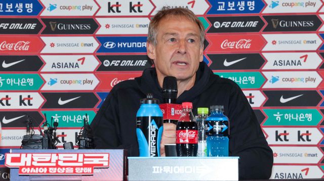 취재진 질문에 답하는 클린스만 감독<YONHAP NO-1630>