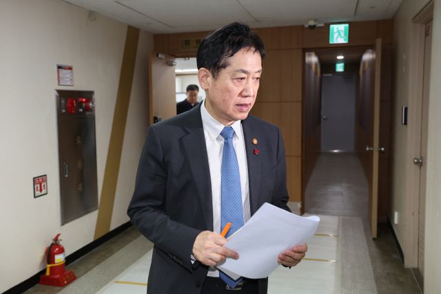 태영건설 워크아웃 신청 대응 회의 향하는 김주현 금융위원장