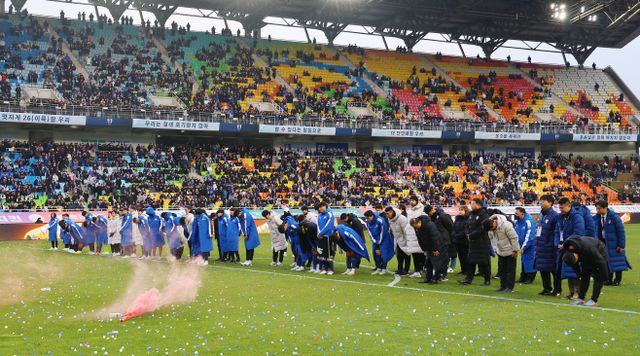 고개 숙인 수원 삼성 블루윙즈 선수단<YONHAP NO-2061>