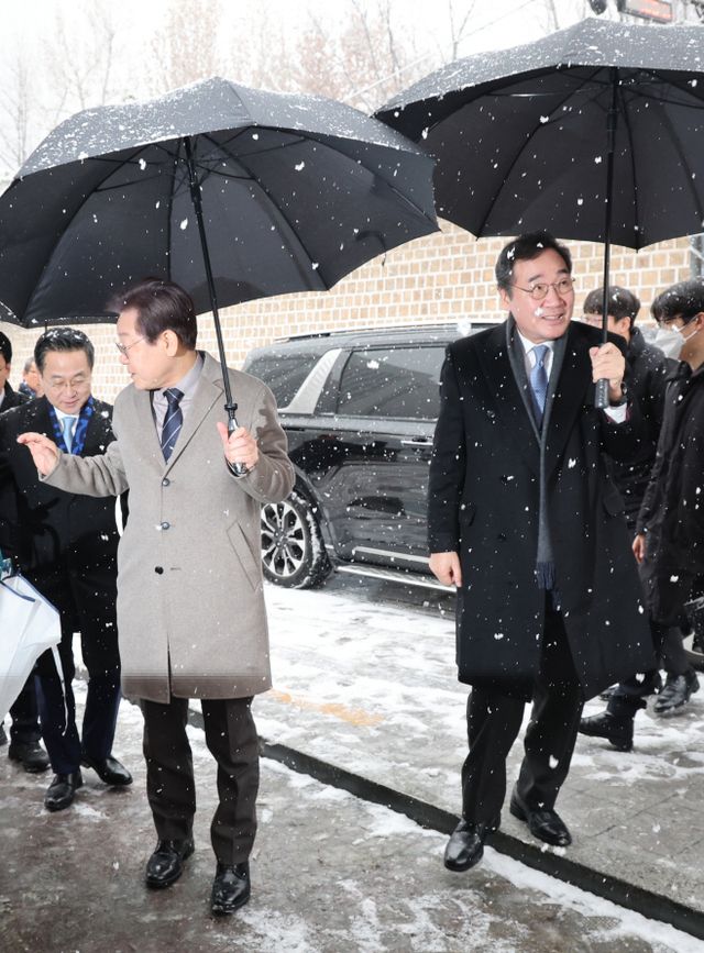 이동하는 이재명-이낙연<YONHAP NO-0845>