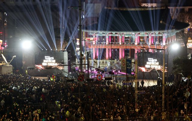 인산인해 이루는 보신각 앞<YONHAP NO-2683>