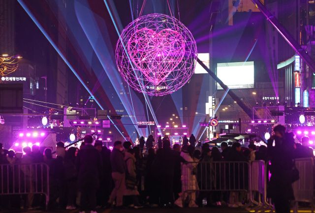 2024년 기다리는 시민들<YONHAP NO-2856>