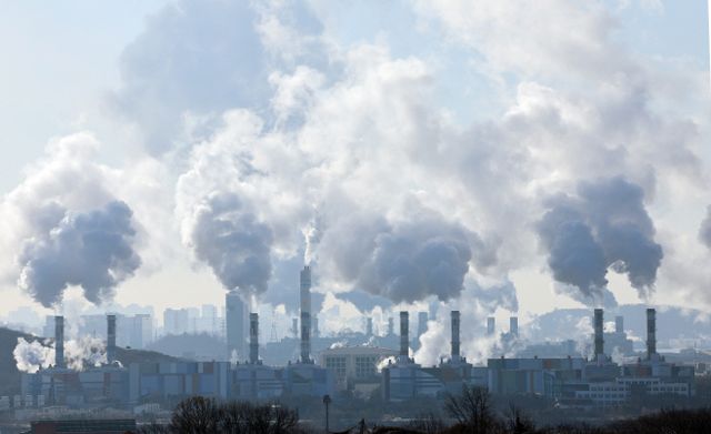 '최강 한파'…수증기 내뿜는 발전소 굴뚝<YONHAP NO-1170>