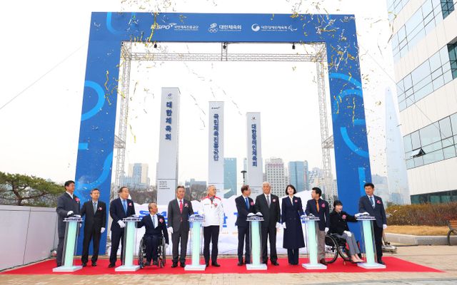 올림픽회관 재개관, 3개 기관 입간판 제막식<YONHAP NO-2795>