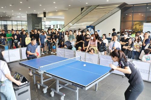 일반인 참가자가 스피너스 김나영 선수와 랠리를 펼치고 있다.