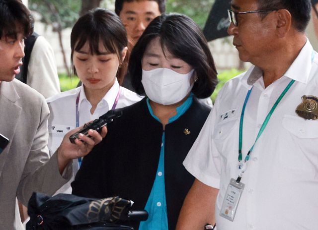 법정 향하는 '후원금 횡령' 윤미향 의원