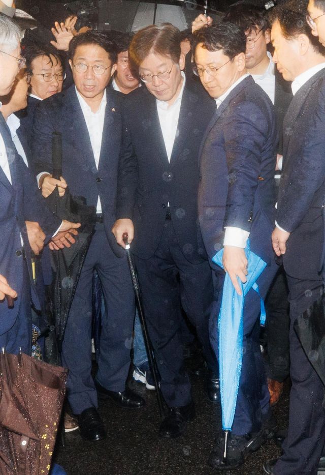 구속영장 기각... 구치소 나서는 이재명 대표<YONHAP NO-0678>