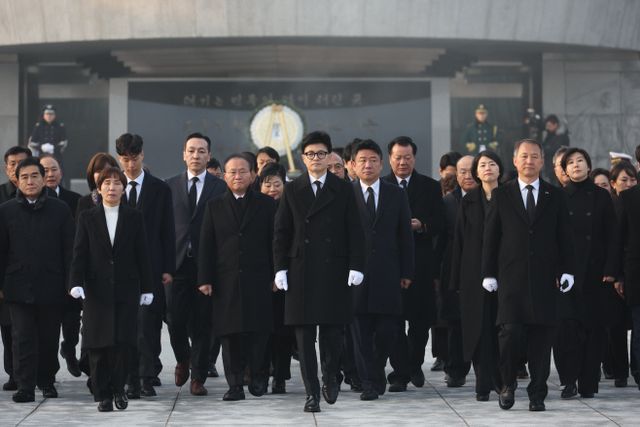 한동훈 비대위원장 현충원 참배<YONHAP NO-1552>